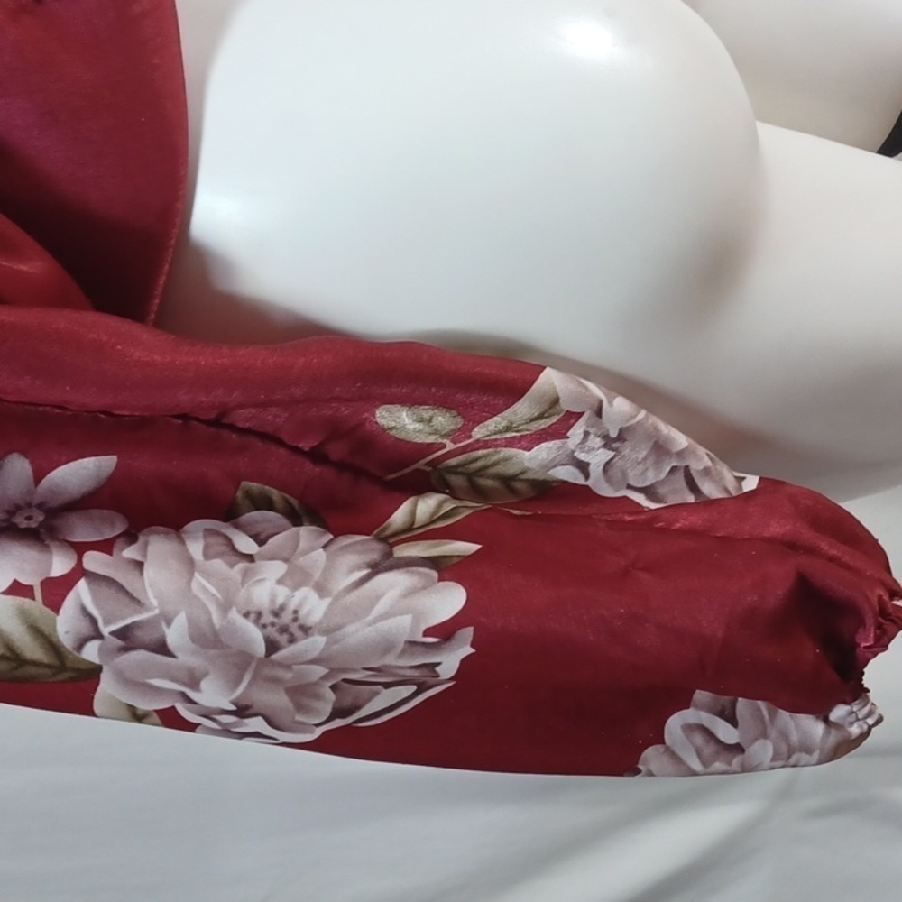 CHARLOTTE RUSSE TOP SIZE L IN A BEAUTIFUL BURGUNDY AND SILVER FLORAL DESIGN - Picture 5 of 8